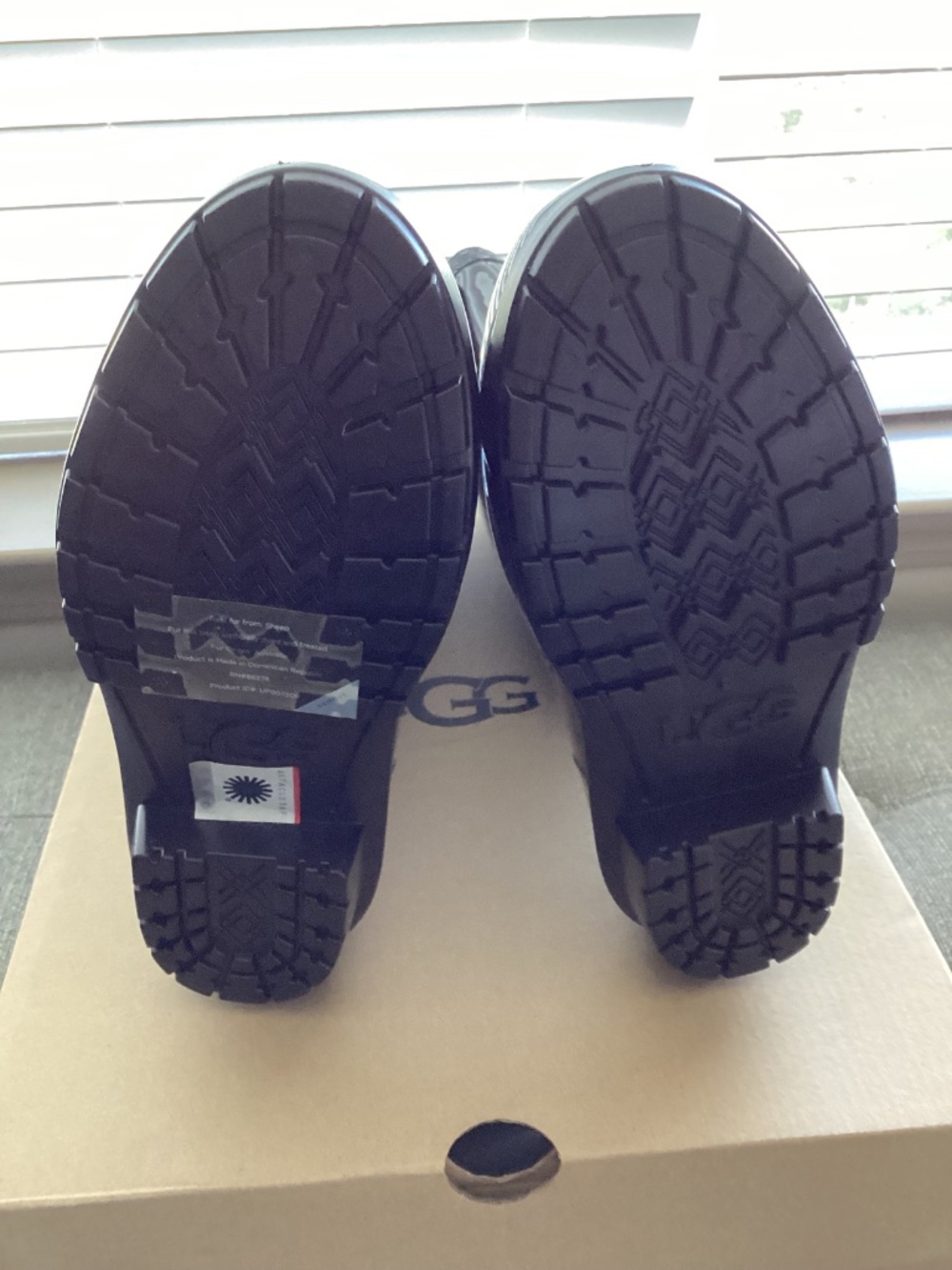 UGG® Shaye Rain Boot (Women) 7M - Picture 7 of 11